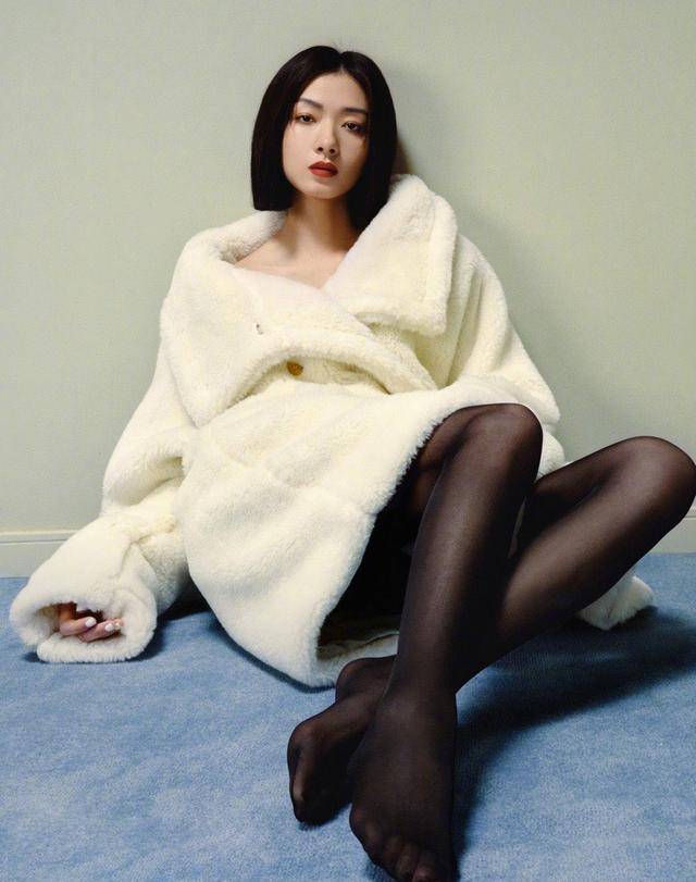 万茜舞台剧旗袍展现s曲线身材,杂志拍各种服装配黑丝大片秀美腿