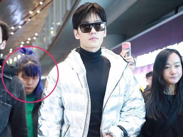 杨洋机场露出"魔性笑容",瞬间抨击少女心,不料被她一秒抢镜!