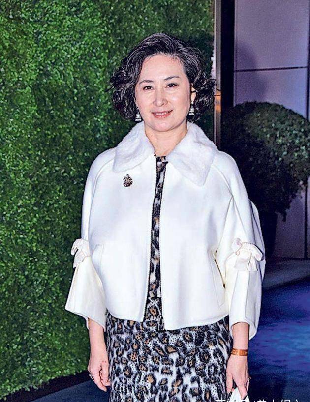 她成全李嘉欣豪门梦，离婚后成女首富，56岁与前夫同场受存眷