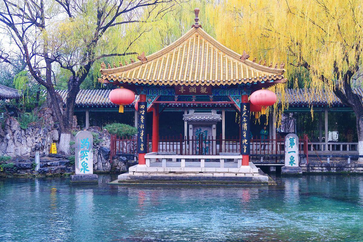 山东济南趵突泉景区,26年来第一水位超过30米:引来众多游客围观_泉水