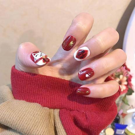 说到我们过年时做的美甲,那第一个会想起来的就是红色的美甲了,当然大