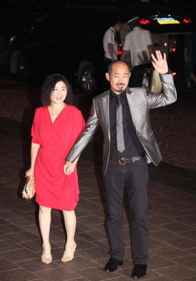 元华妻子身材真好!