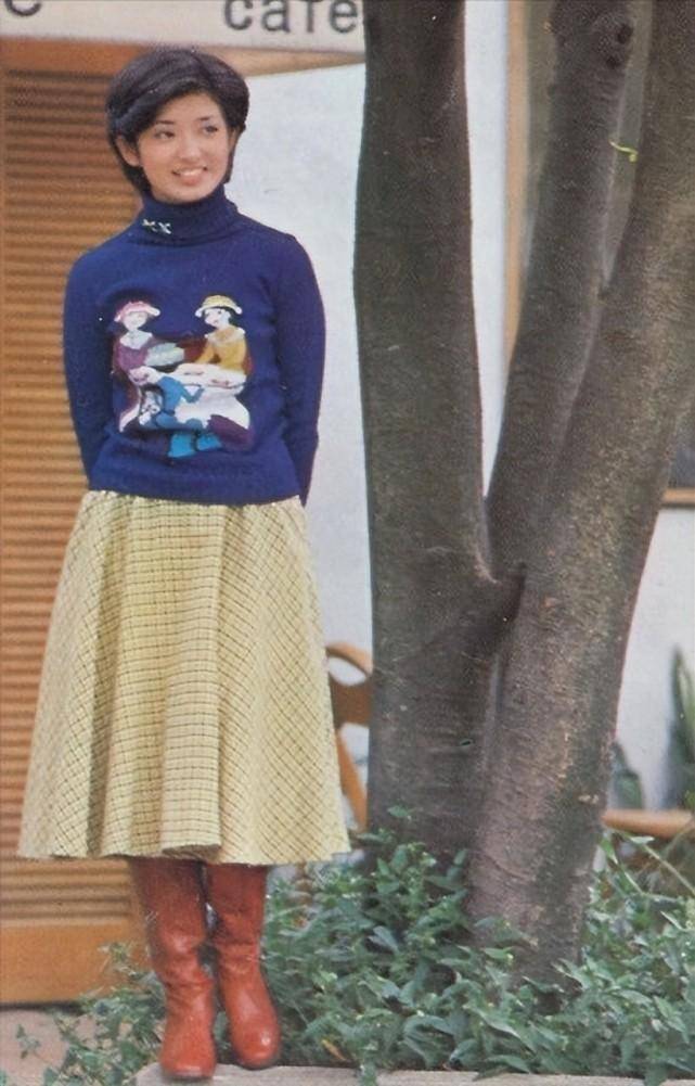 山口百惠30年前的"甜妹穿搭",就算放现在也受欢迎,俏皮又可爱_毛衣