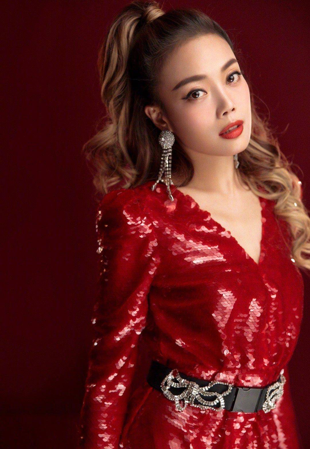 容祖儿年纪这么大了,41岁了身材竟还这么好!有啥秘诀?_身体_姿势_臀部