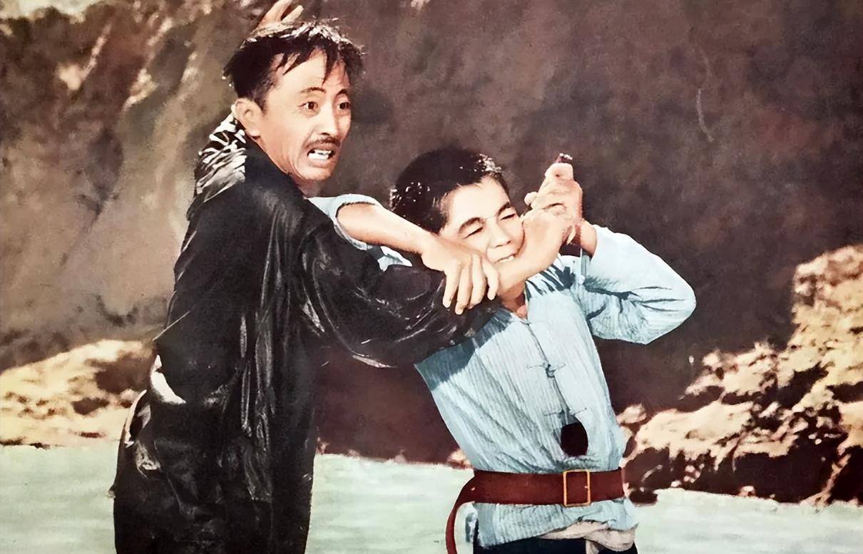 很多演员名人都遭受到了批斗,而此时16岁的安吉斯成为学校的红卫兵