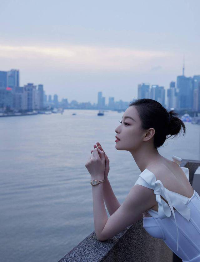 倪妮杨幂热巴的s型曲线让人羡慕,成为夏季一道美丽的风景线_好身材