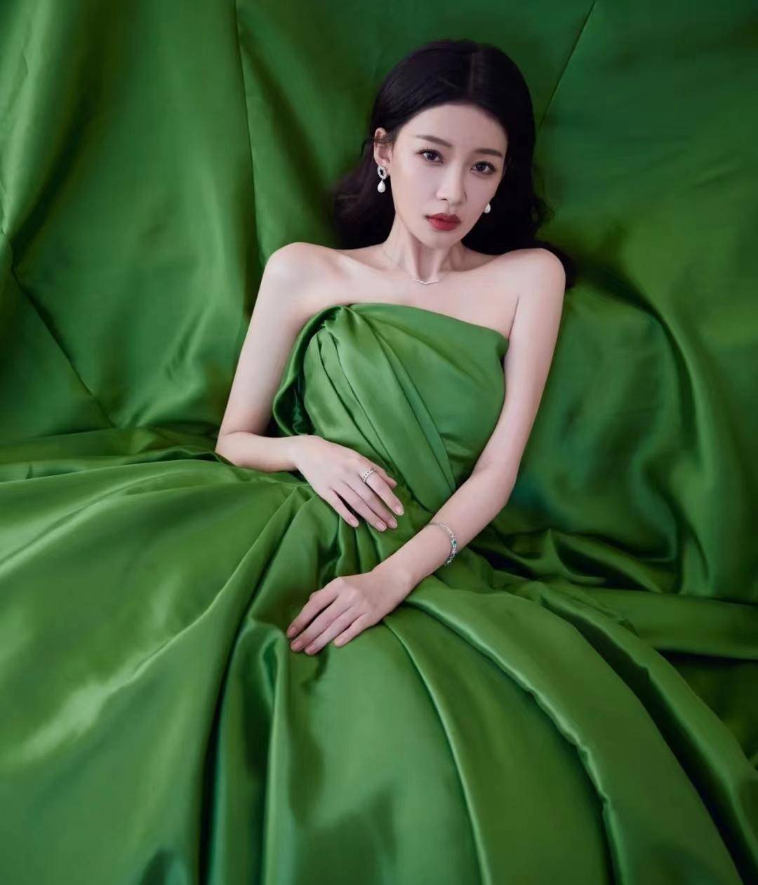 绿色本无罪是非在人心 盘点杨紫,热巴,刘亦菲……美到爆绿色礼服_一身