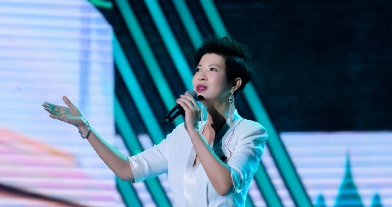 在1988年的时候,在中国青年歌手大赛上,杭天琪一首《黄土高坡》赢得了