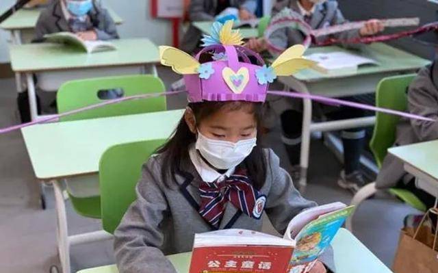 创意开学:杭州小学生戴"一米帽"上课;网友:戴"螺旋桨帽"吧_防护_帽子
