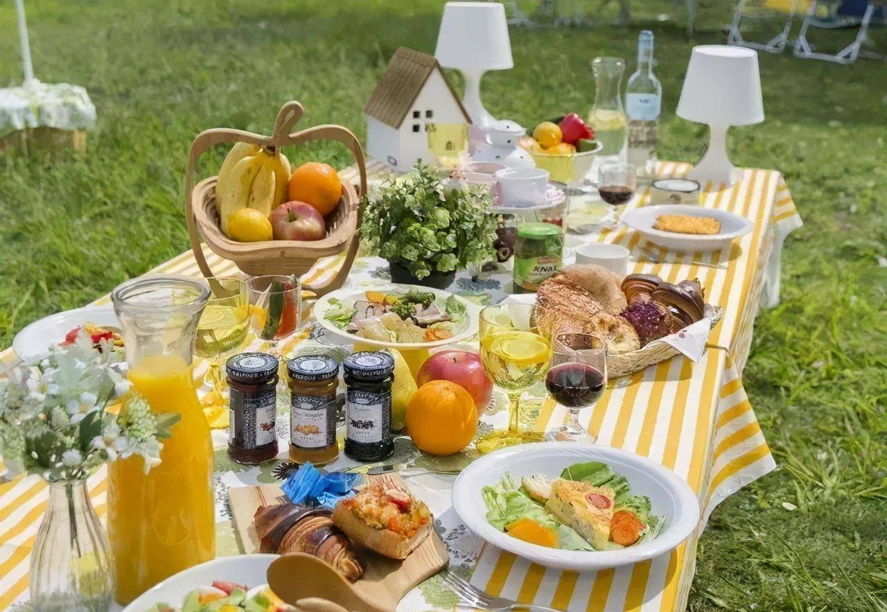 带上金枪鱼饭团,苹果香槟,三明治去郊游吧_培根_葡萄_水果