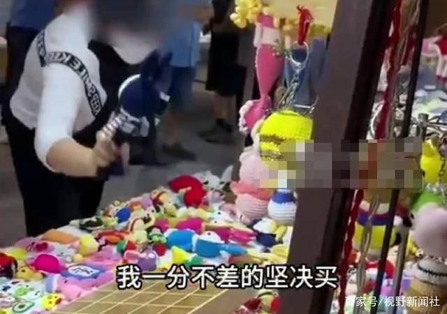 女子购物遭摊主嘲讽辱骂：不要脸，你买不起，怒砸摊位要求报歉