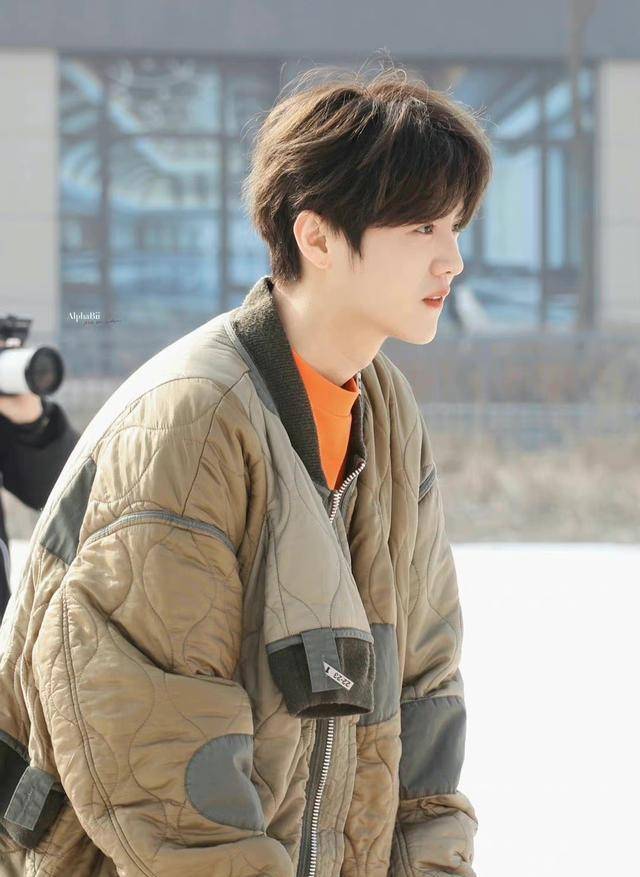 关晓彤陪鹿晗上班,避过七年之痒,感情恩爱始终如一!_小昊_祝福_直播