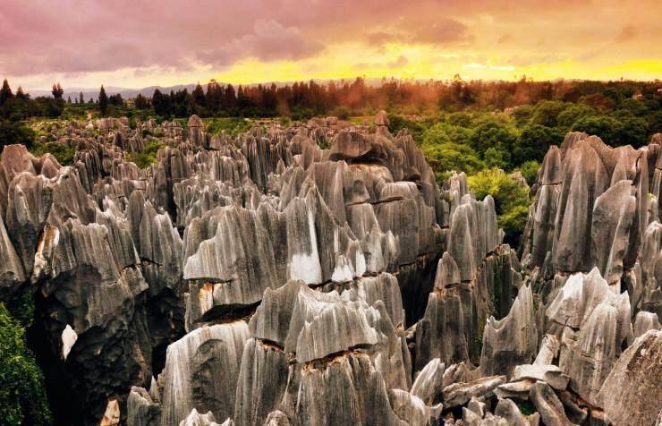 "里最为人所知的两位岩溶"明星",无疑是广西桂林和西南地区的云贵高原