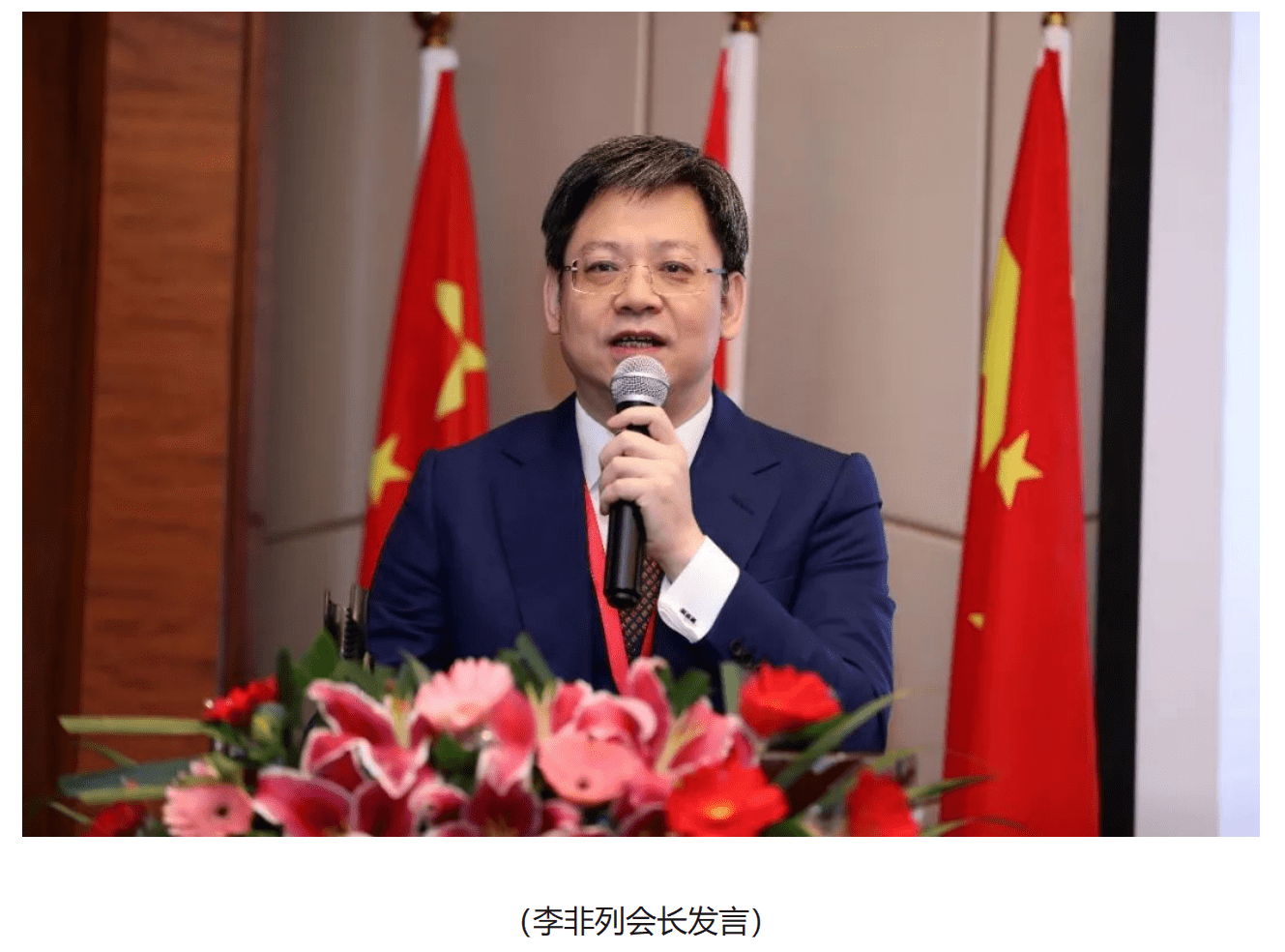 这个小伙子叫李非列,来自广西梧州,1988年毕业于北京大学经济系,3年后