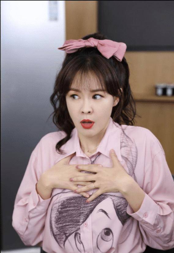 李艾夫妇外出带孩子玩,小灯泡被夸身高瞩目,比同龄的姐姐高真多_父母