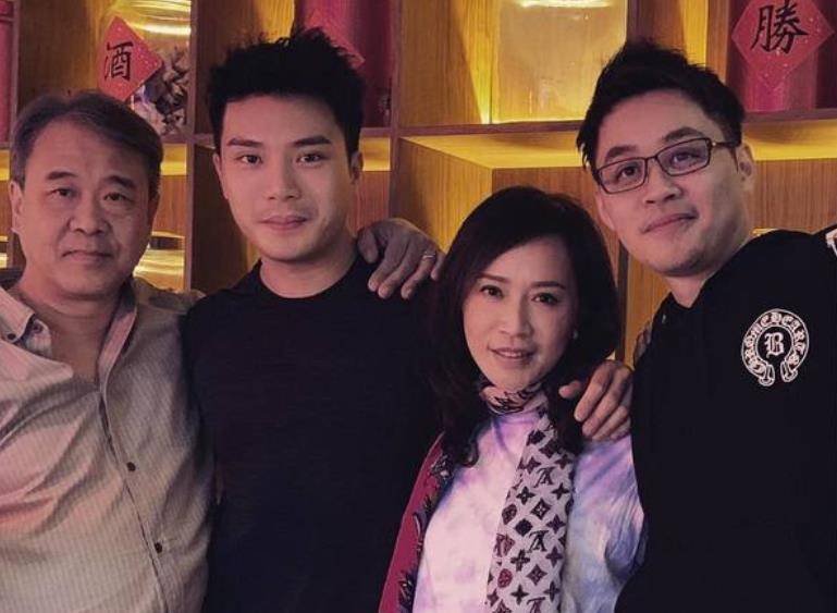 顾纪筠携夫出游,富豪老公满头白发,夫妻同框像两代人_陈仕炜_孩子