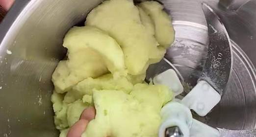 这食材是菜也是饭，捣碎加一把淀粉，简单一蒸，筋道爽弹还饱腹(图5)