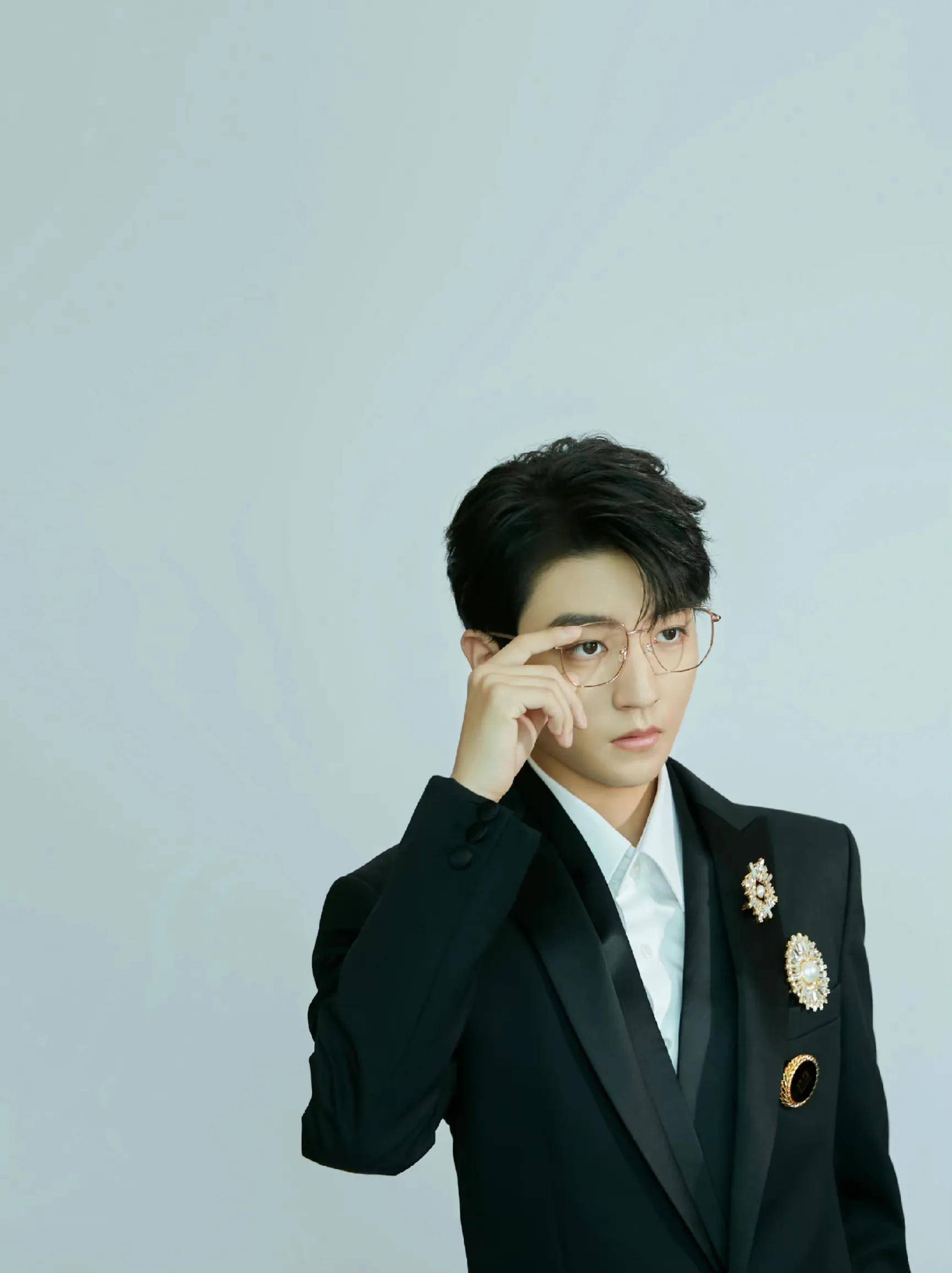 时尚|北影节开幕红毯:王俊凯礼服矜贵非凡,李宇春绿色搭配飒美_珠宝