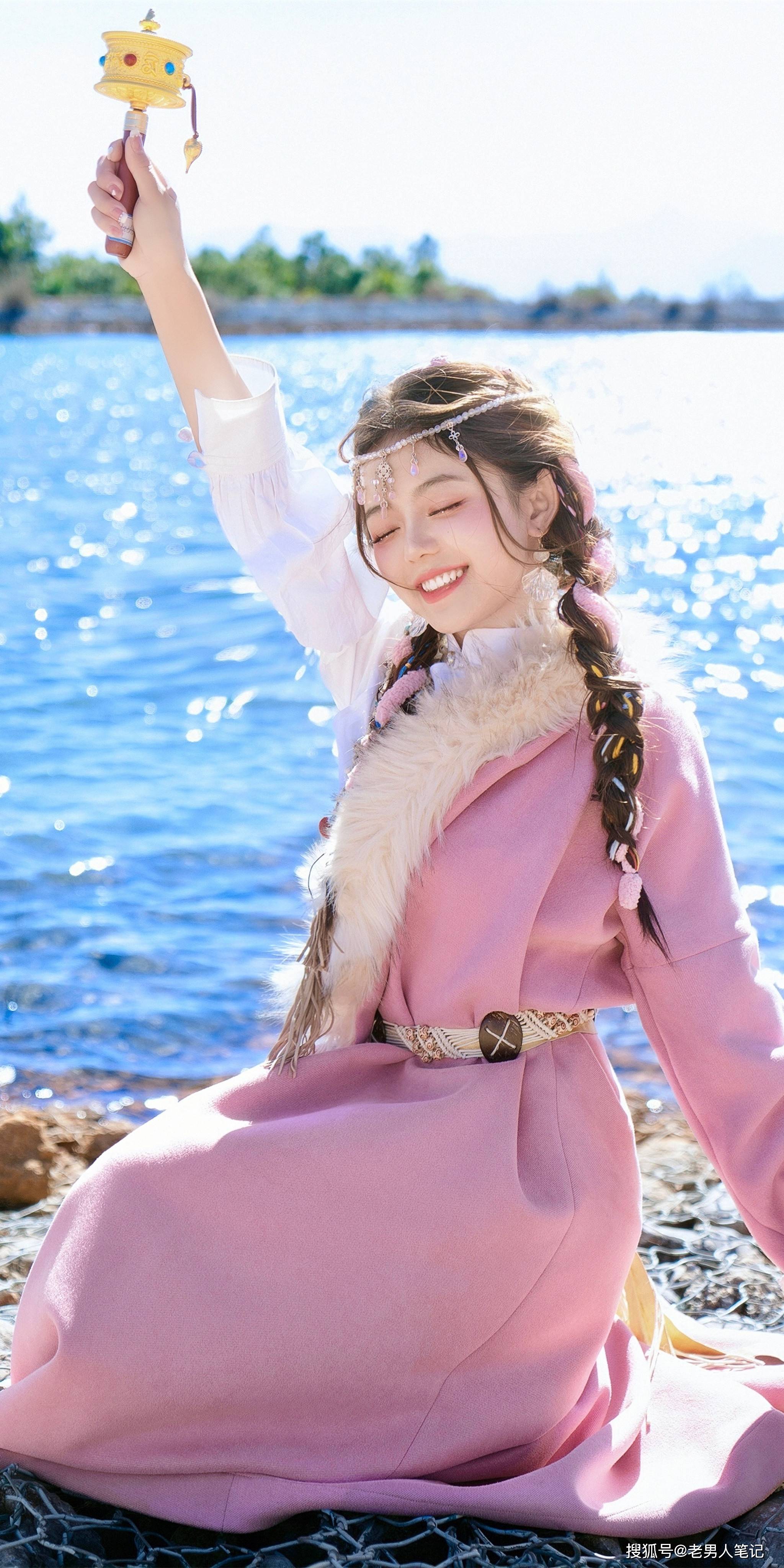 肖然心唯美写真壁纸,粗马尾民族风,粉色穿搭清新怡人_发型_形象_配饰