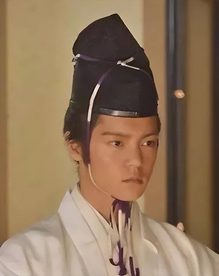 比如,李一桐男装时戴的帽子,就十分类似日本古代男子所戴的乌帽子