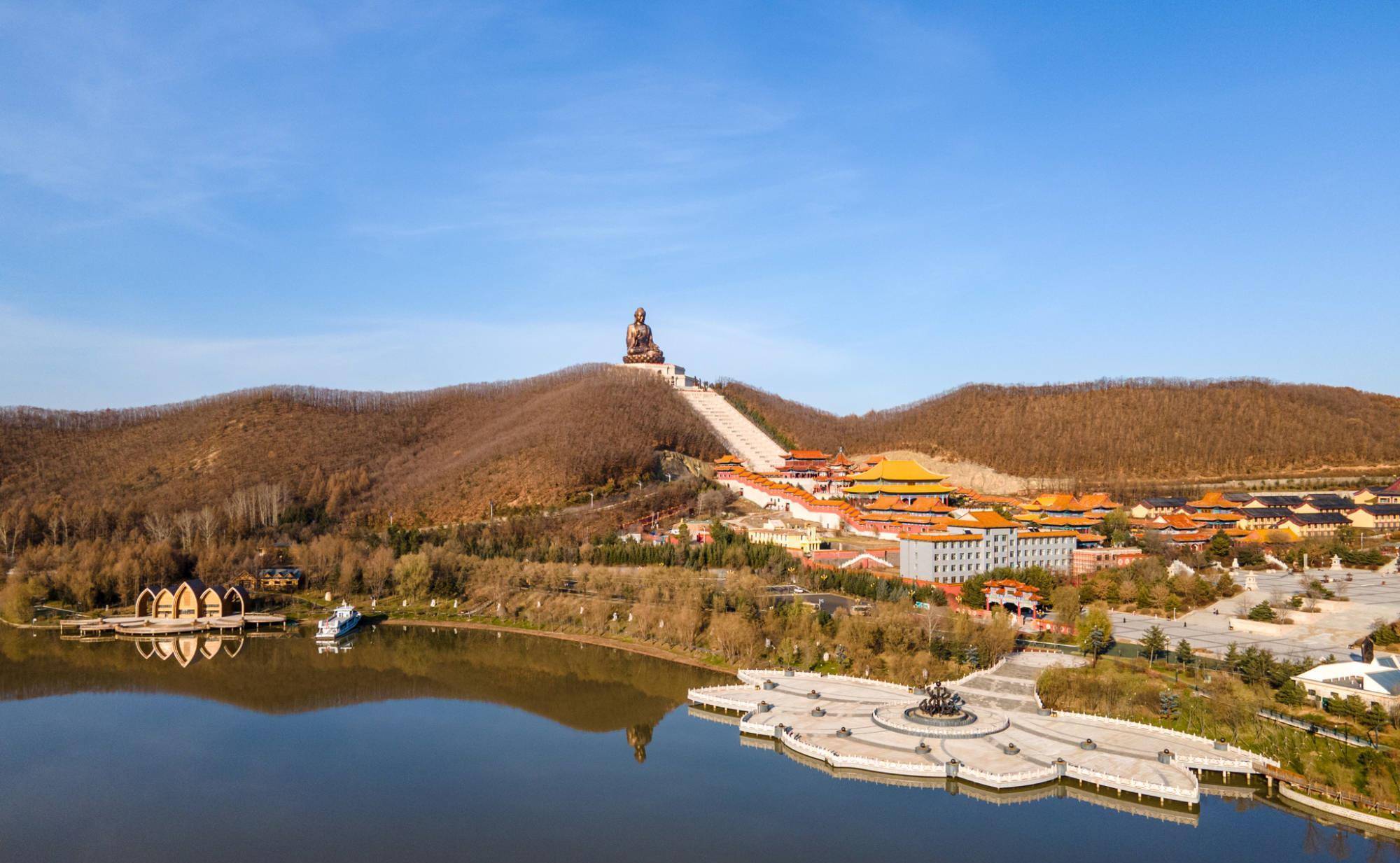 金鼎大佛位于正觉寺后山山顶,敦化市内多处可见.