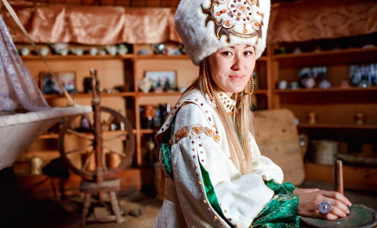 但是窝阔台并没有遗嘱让贵由继承大汗之位,乃马真