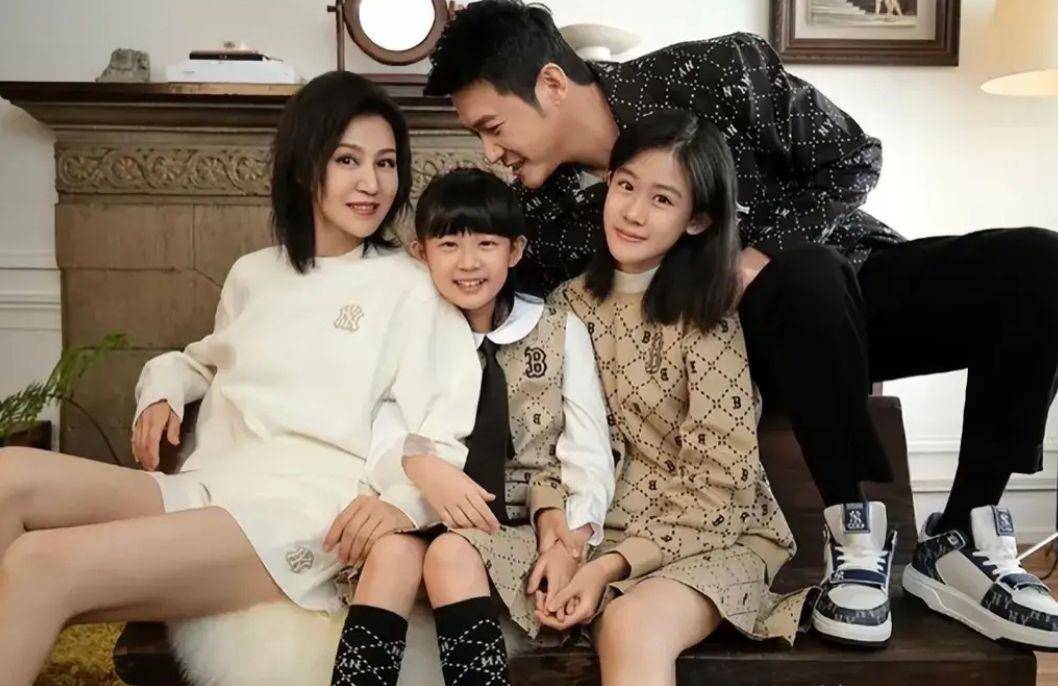 鲍蕾一家拍摄新年全家福,穿衣时尚"腿长2米",全家共用一张脸_陆毅
