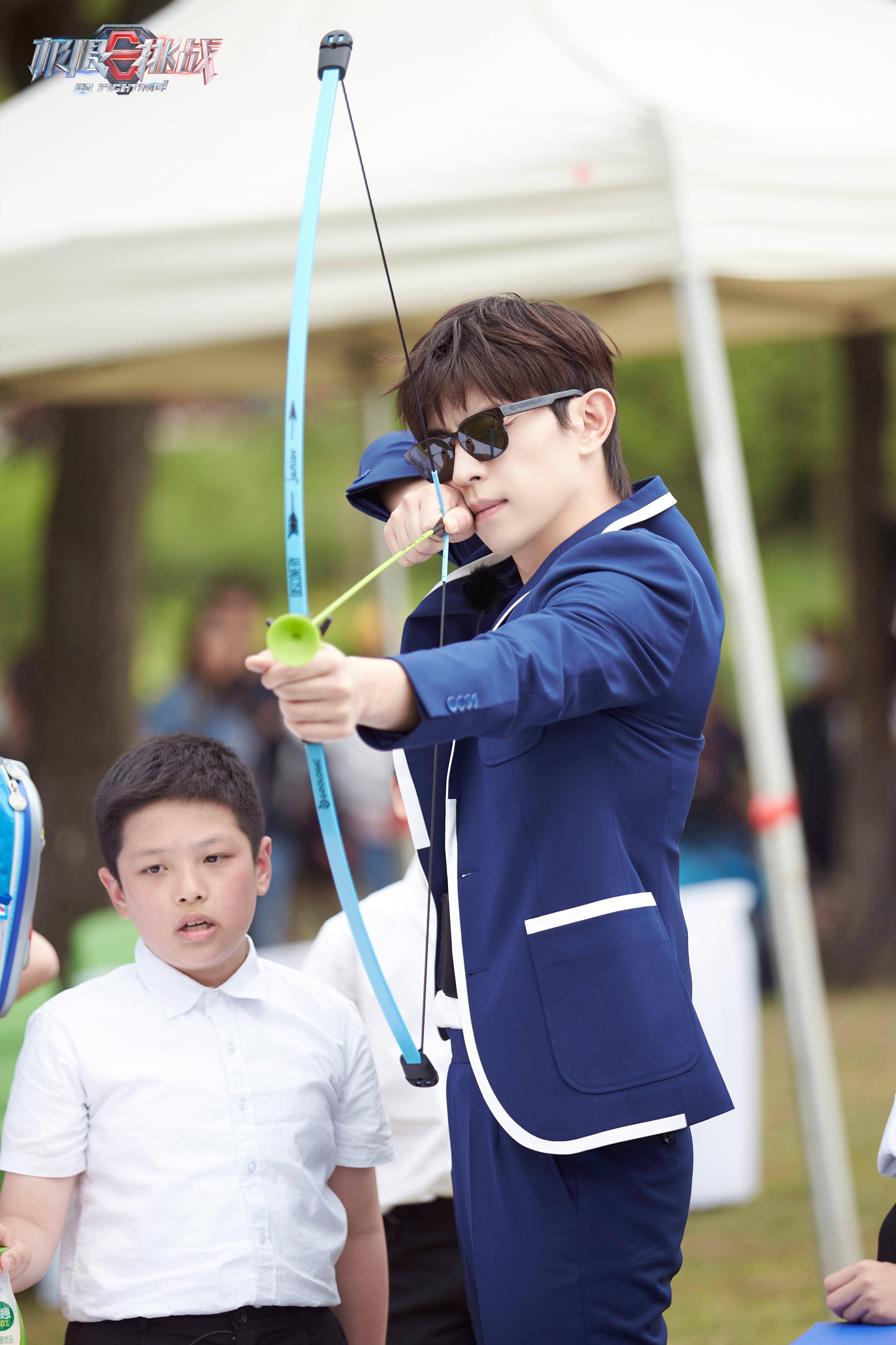 邓伦出席gucci某活动,黑色西装配红色喇叭裤子,复古又时尚_感觉_造型