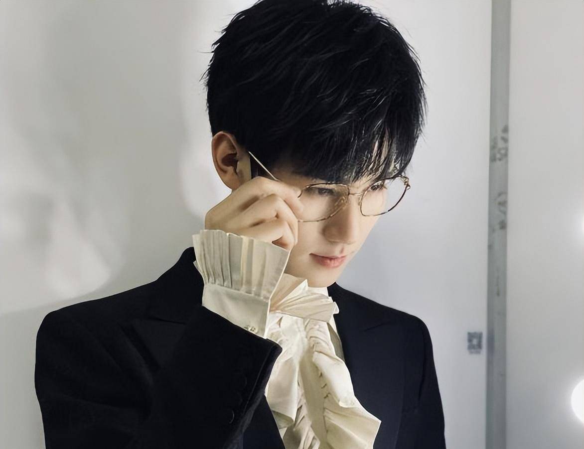 张真源通过《台风少年蜕变之战》节目脱颖而出,与马嘉祺,丁程鑫,刘