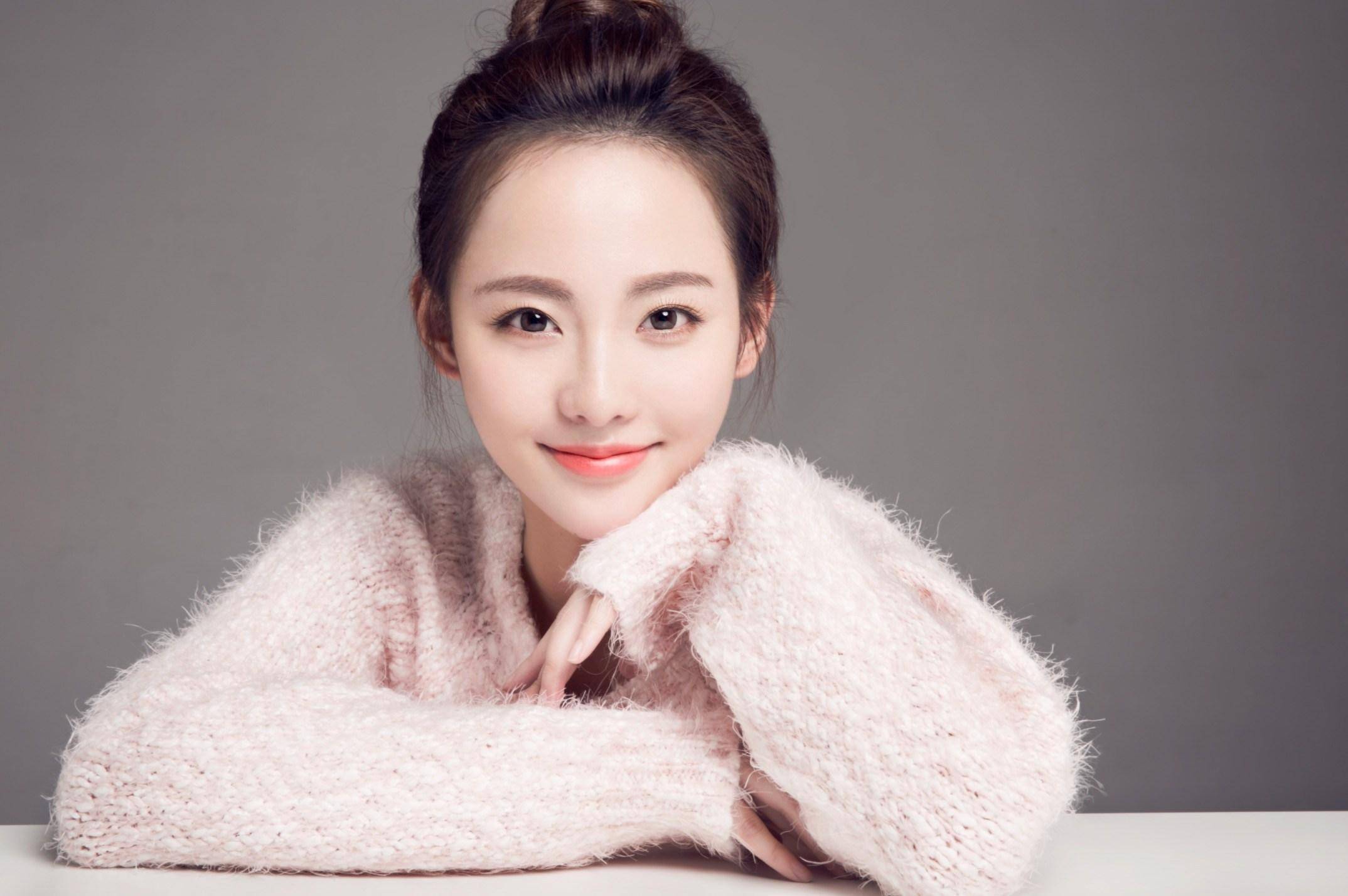 张嘉倪"逆生长"素颜走机场,皮肤"白美发光",少女感