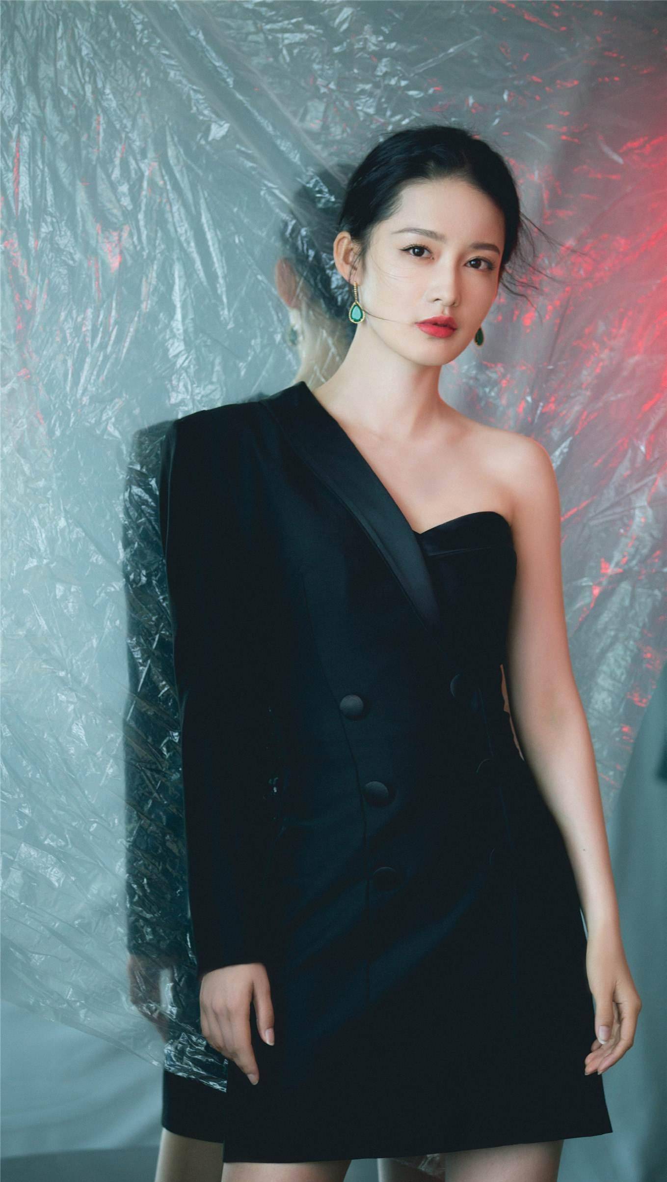 有种"惊艳"叫李沁,像被上帝吻过!_瓷瓶_身材