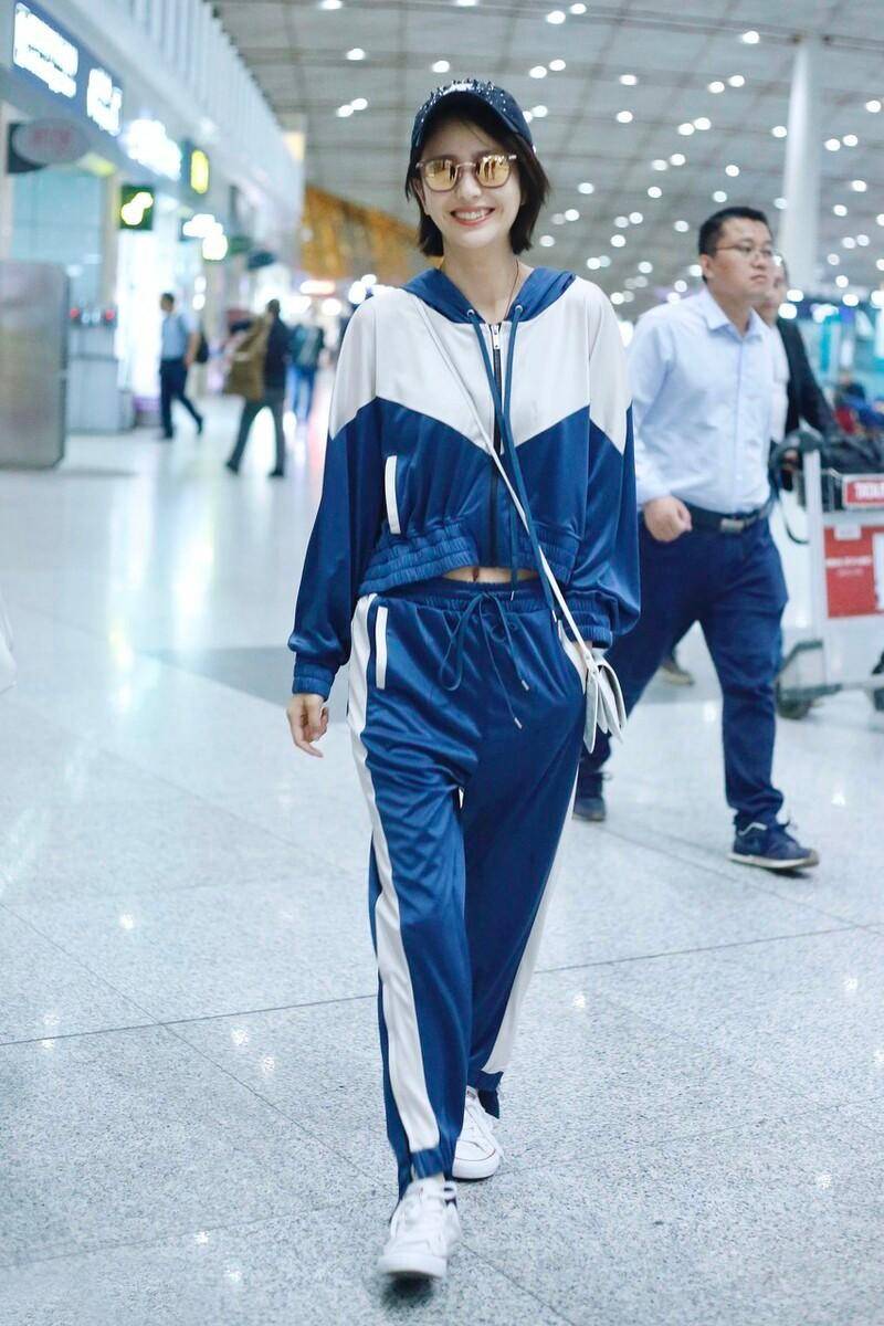 佟丽娅也来"装嫩",一身校服造型复古减龄,穿出20岁的状态_时尚_白色