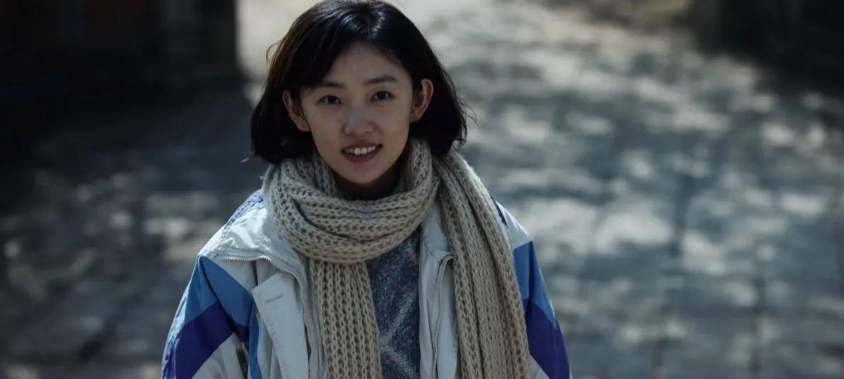 王雪华喜欢浪漫,于是杨思雨约王雪华出去吃西餐,迎着太阳,对王雪华说"