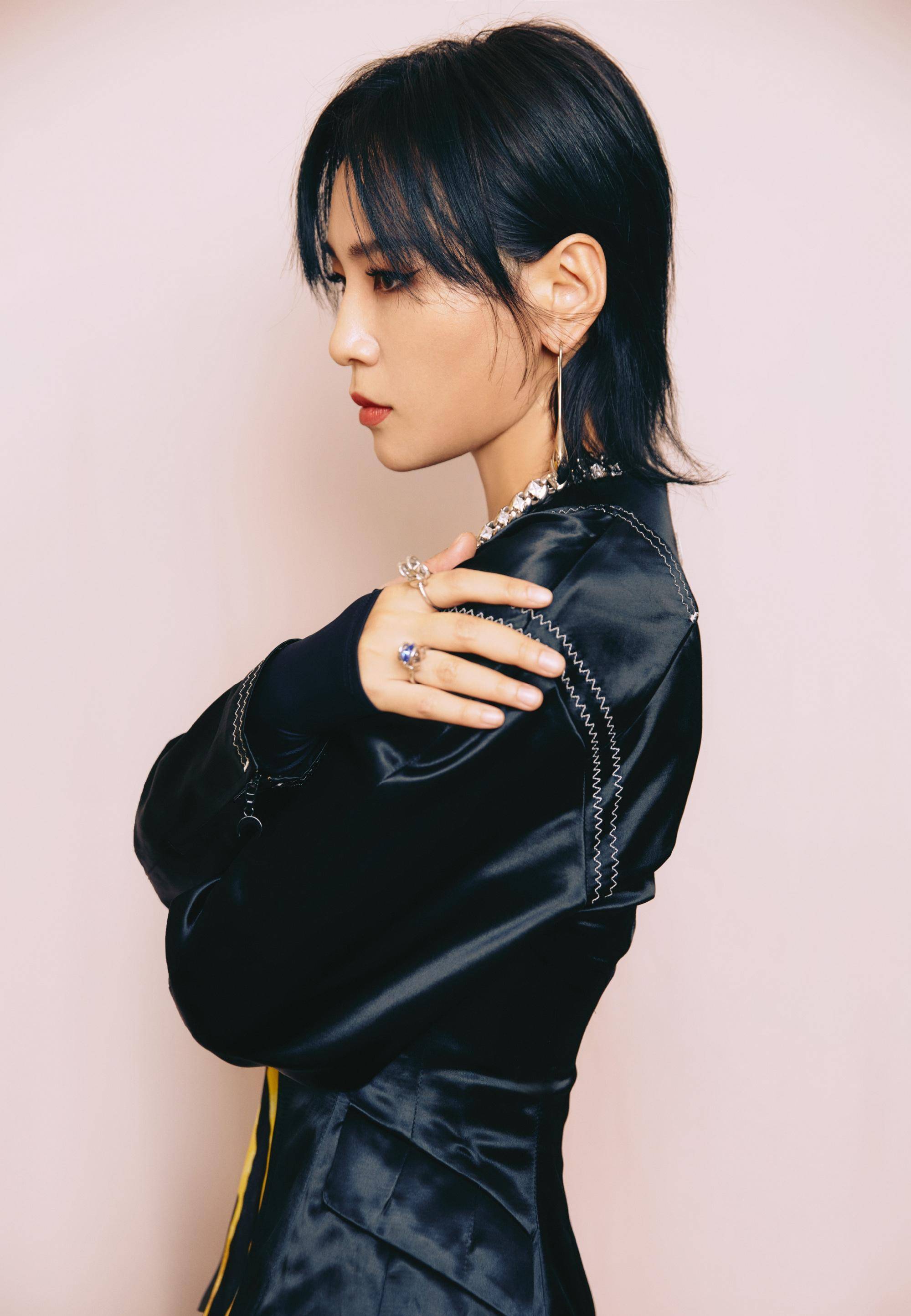 35岁周笔畅大胆挑战炫彩条纹裙,惊艳众人女人味十足_造型_长裙_外套