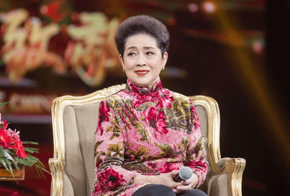 最后,黄婉秋还曝光了一些老照片,其中大部分是和丈夫一起拍的.