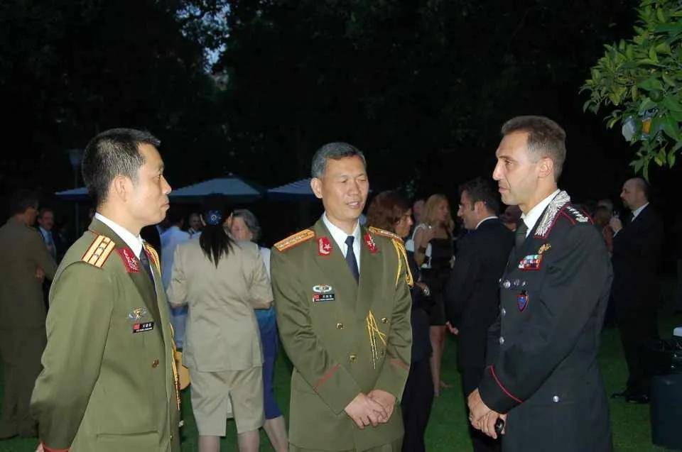 佩戴也不规范武官绶带实际佩戴图笔者个人认为97式礼服设计非常成功