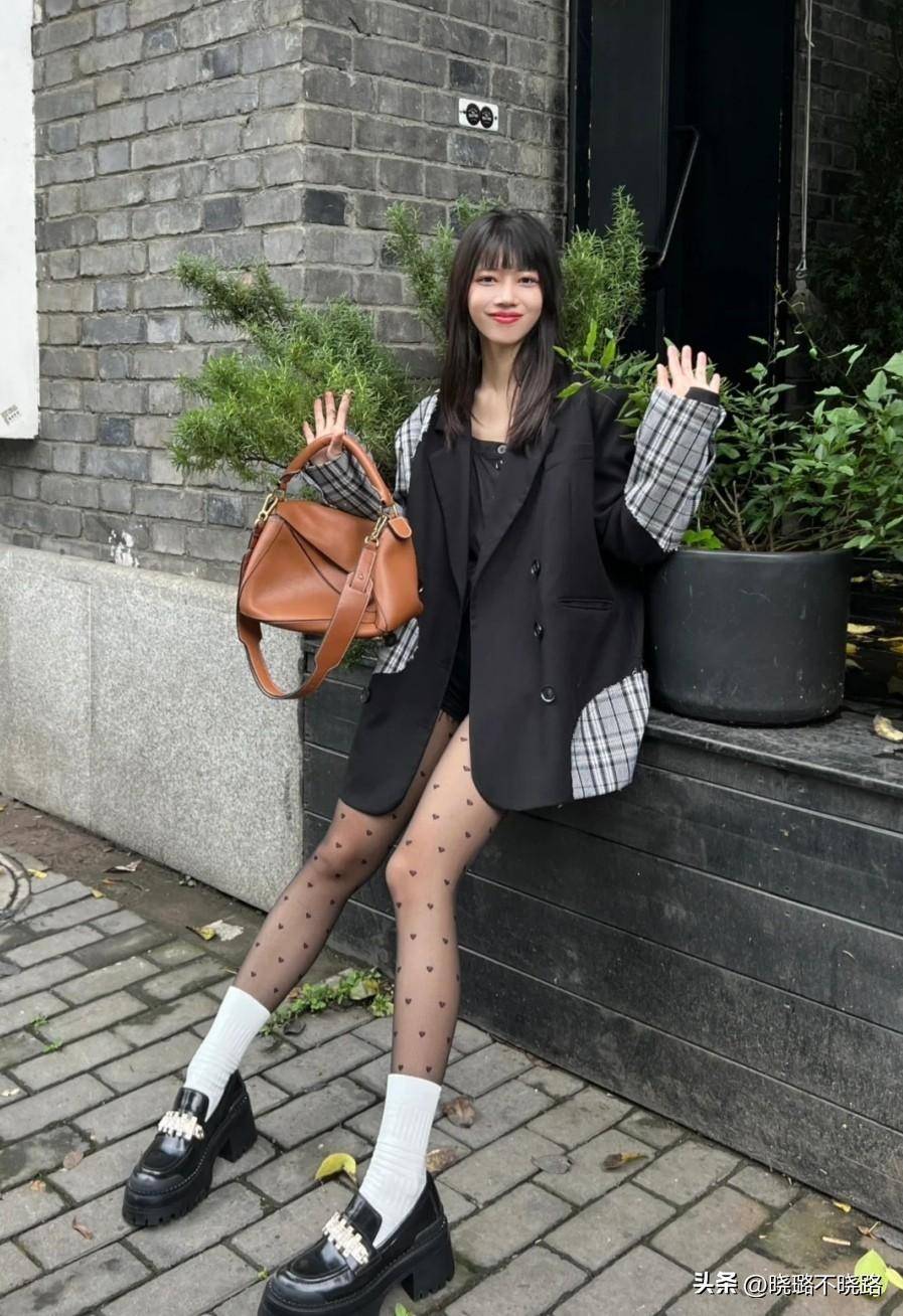 白袜 今年别再露脚踝了！最近流行“黑丝+白袜”，意外的高级时髦_建议_部位_比例
