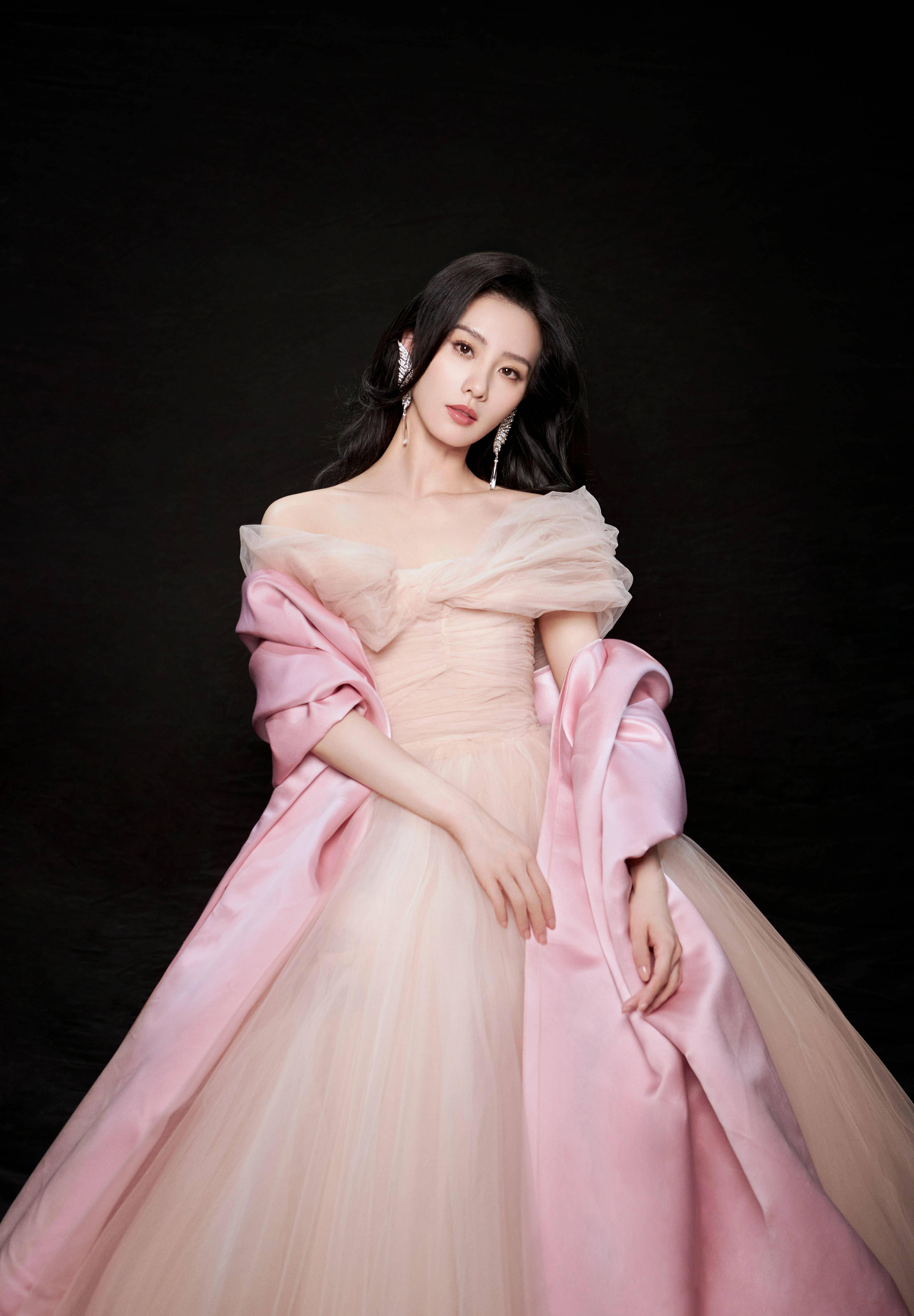 刘诗诗穿粉色一字肩长裙秀精致锁骨 波浪卷发温柔有气质_显得_照片