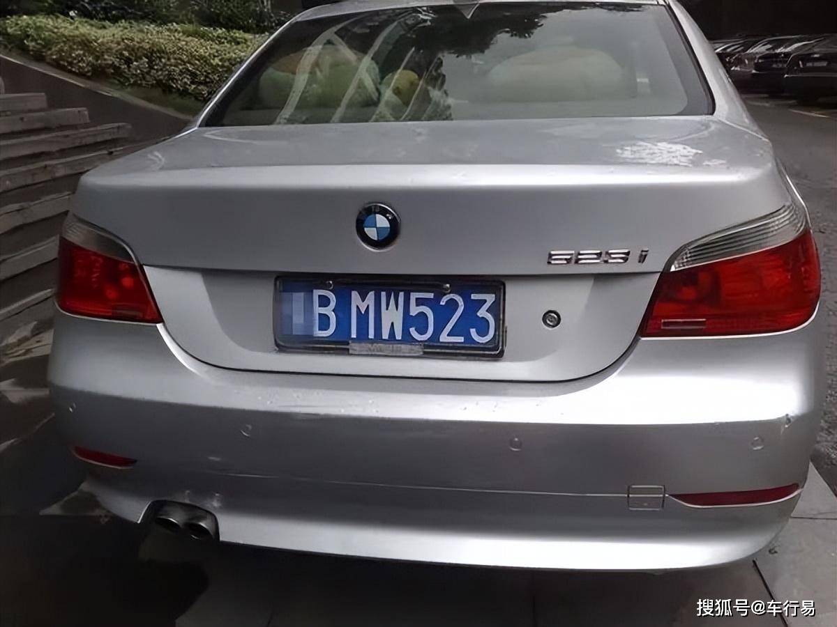 在路上碰到这辆宝马x5,看见了它很多字母的车牌号bmwx5,一时之间还