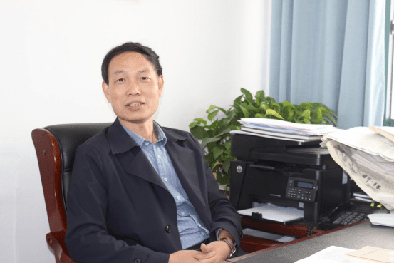 新浪网绍兴名师会客厅之绍兴名师吴淼峰:用光与热点亮教师生命的才与