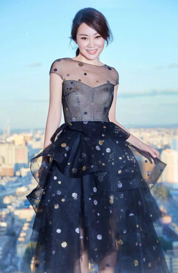 闫妮是一个懂得穿搭的人,不管她的实际年龄有多大,她都将自己打扮的很