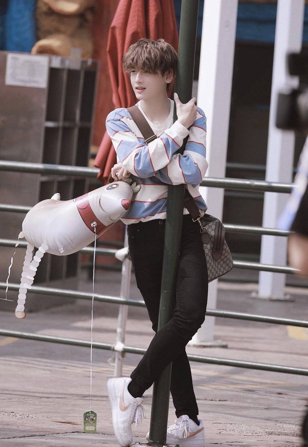 深夜与高挑女子牵手约会,开心扭屁股遛弯_翟潇_恋情_刘也