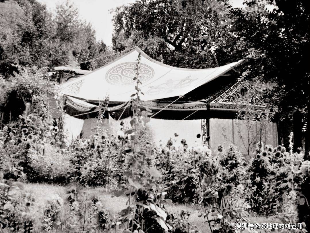 图为过去的帕拉花园上世纪三十年代,帕拉三兄弟中老二扎西旺久 