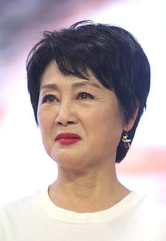 王姬母女罕合体,58岁的她满脸皱纹浮粉严重,女儿牙龈笑颜值拉垮_妈妈