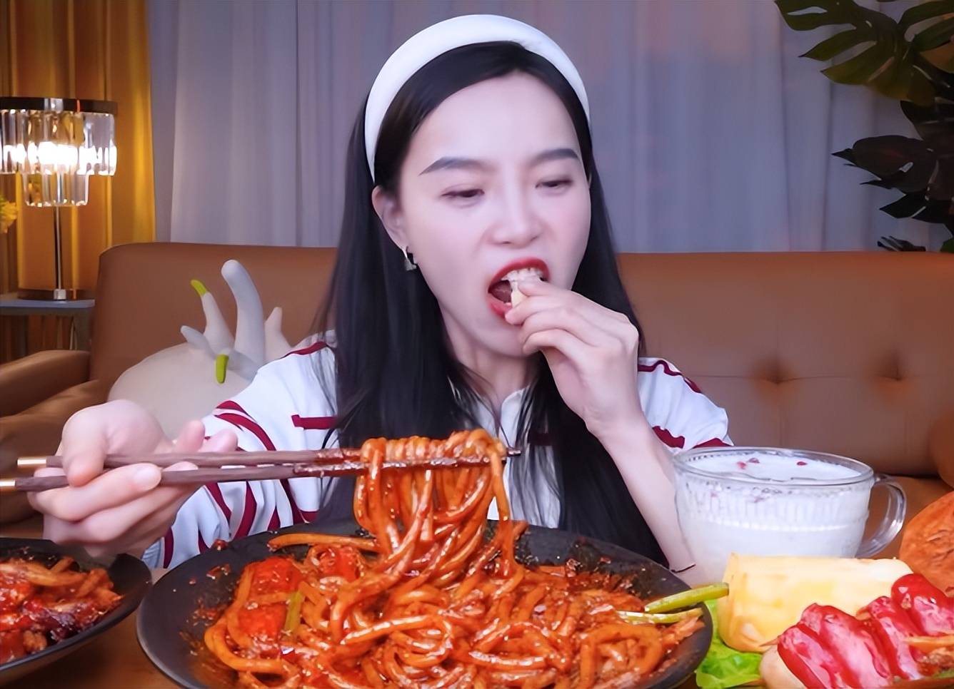小贝饿了带团队聚餐,在盆里挑来挑去被嘲不卫生,小助理被苛待