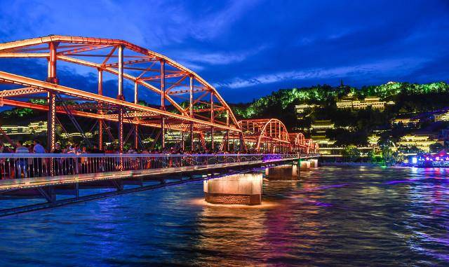 中山桥是兰州历史最悠久的古桥,也是黄河第一座真正意义上的桥梁,至今