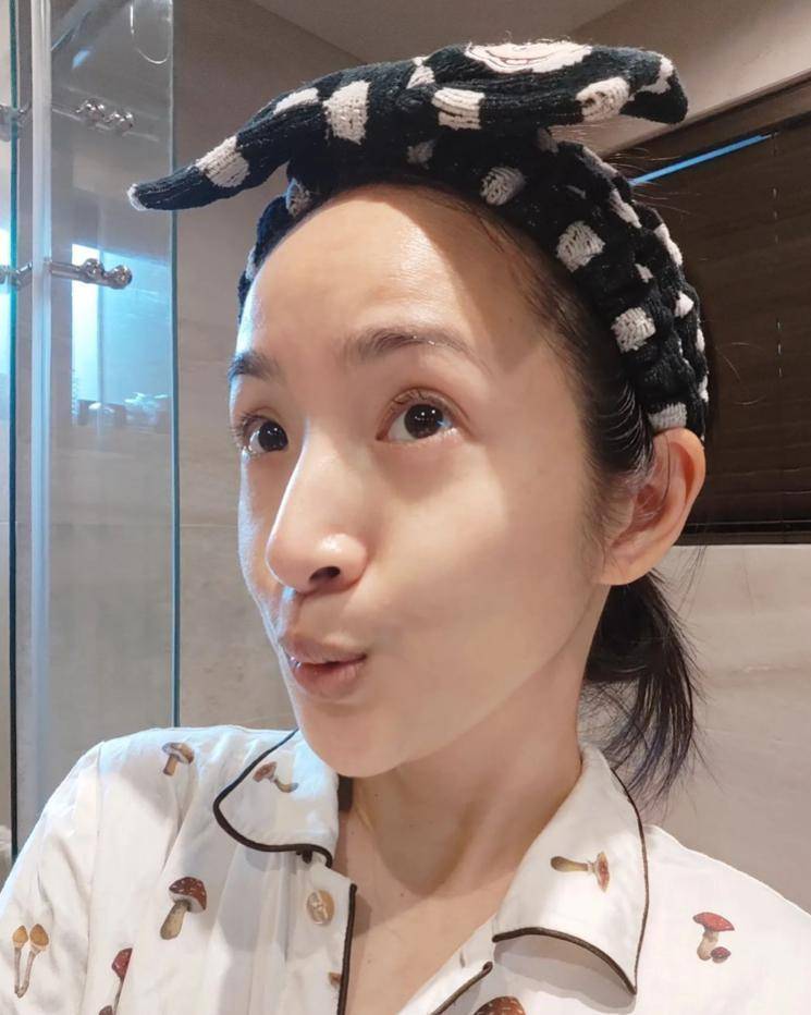 照片中,林依晨素颜出镜,头上戴着一个黑白相间的发带,十分可爱.