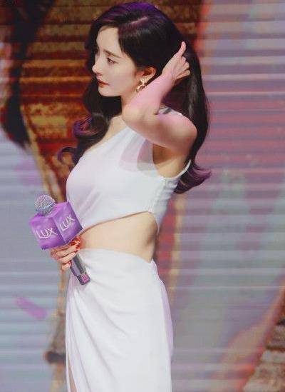 杨幂活动生图流出,白裙露腰扶栏浅笑,声称今年有演唱会_设计_造型