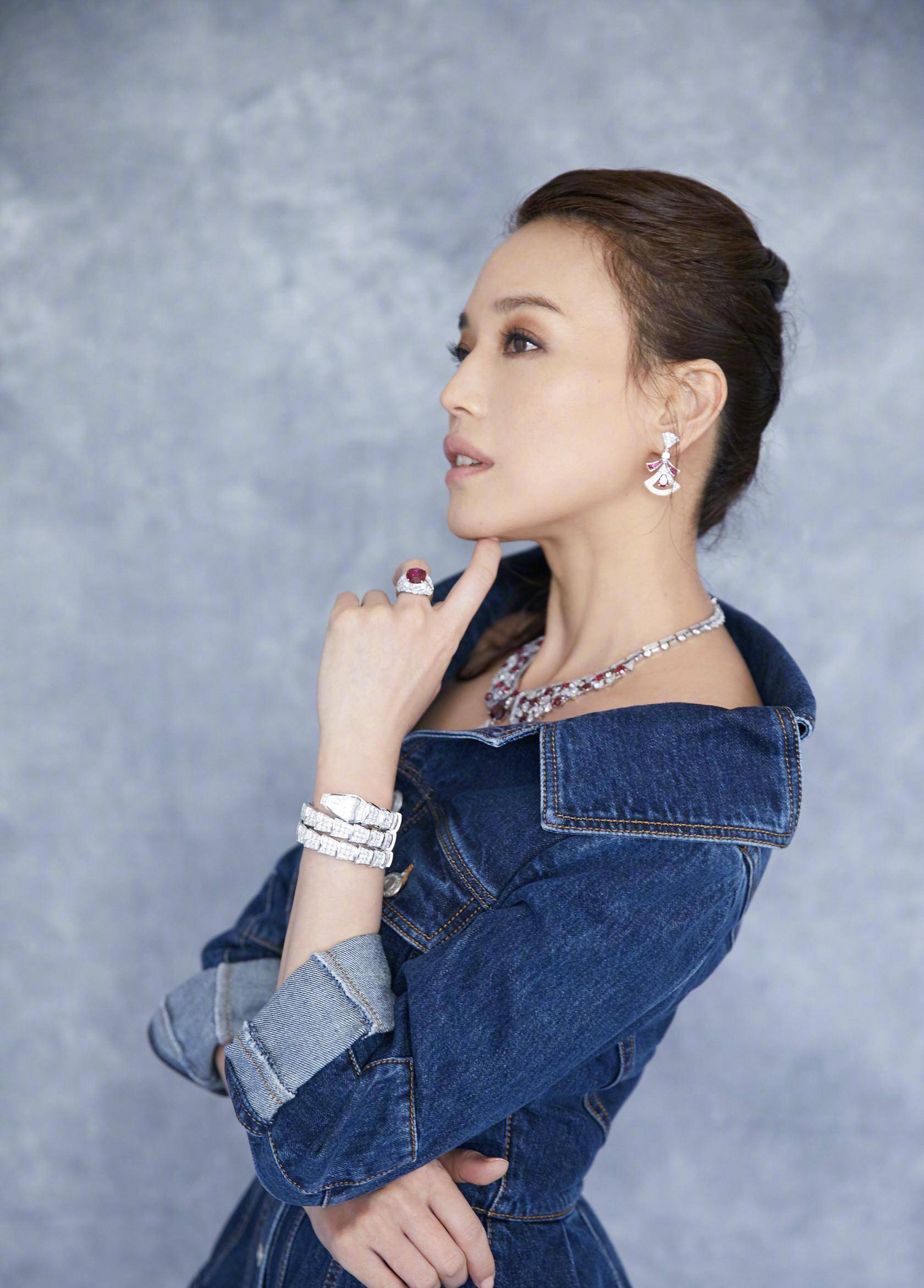 45岁舒淇亮相活动,一袭白色西装ol范儿,笑容依然少女感_中分_显得