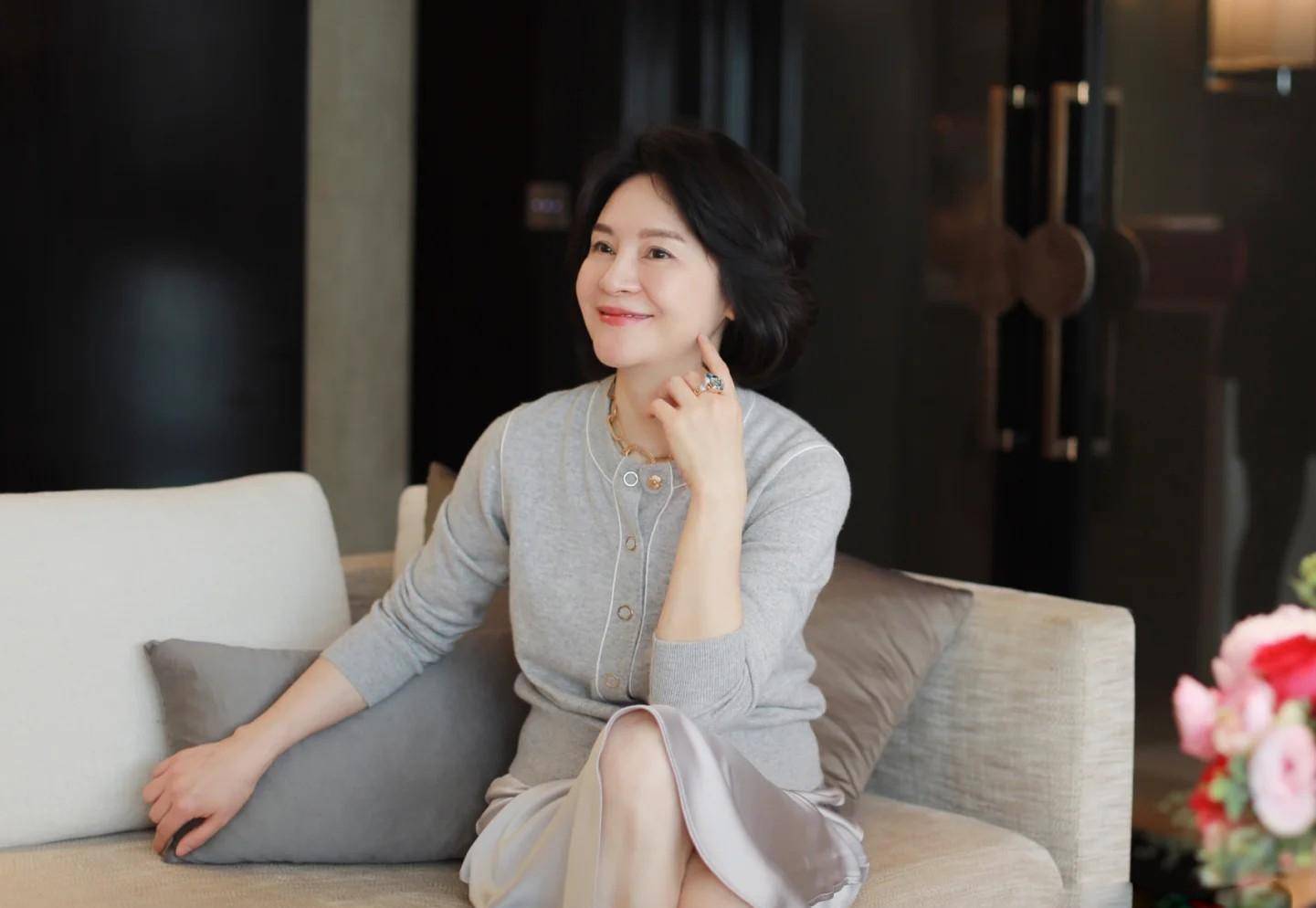 今天,我们来一起聊聊大龄女性适合的穿搭话题.